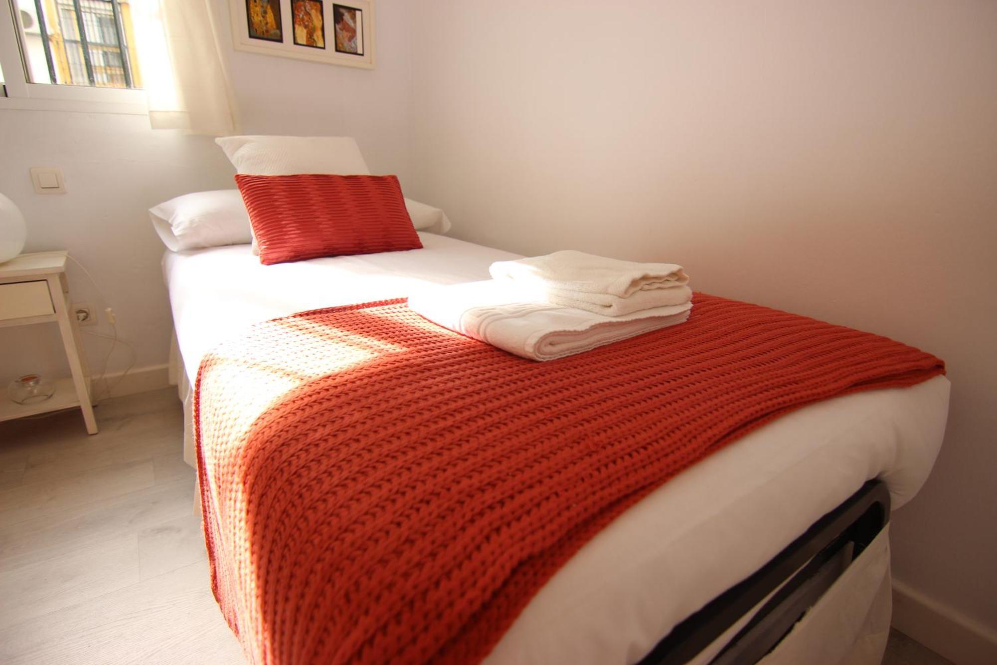 Rentalsevilla Espacioso Apartamento En La Alameda De Hercules Con Parking Екстериор снимка
